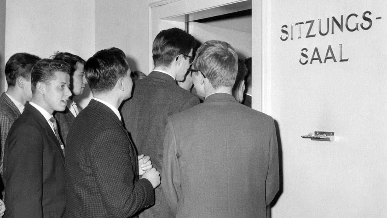 Das Publikum drängt in den Sitzungssaal des Bundesverfassungsgerichts 1961. Das Publikum drängt in den Sitzungssaal des Bundesverfassungsgerichts 1961.