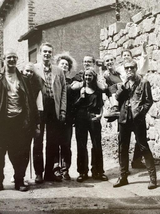 Schwarzweiß Aufnahme einer Gruppe die in einem Torbogen steht.
