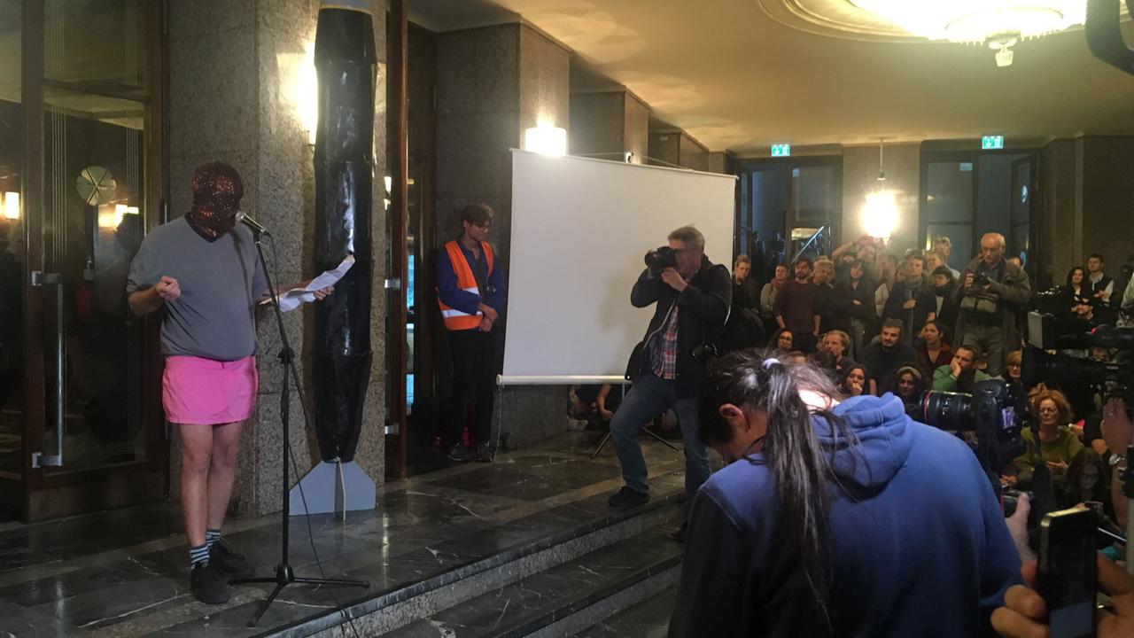 Aktivisten besetzen die Volksbühne Berlin: Ein Teilnehmer verliest am 22.9.2017 ein Statement. Aktivisten besetzen die Volksbühne Berlin: Ein Teilnehmer verliest am 22.9.2017 ein Statement.