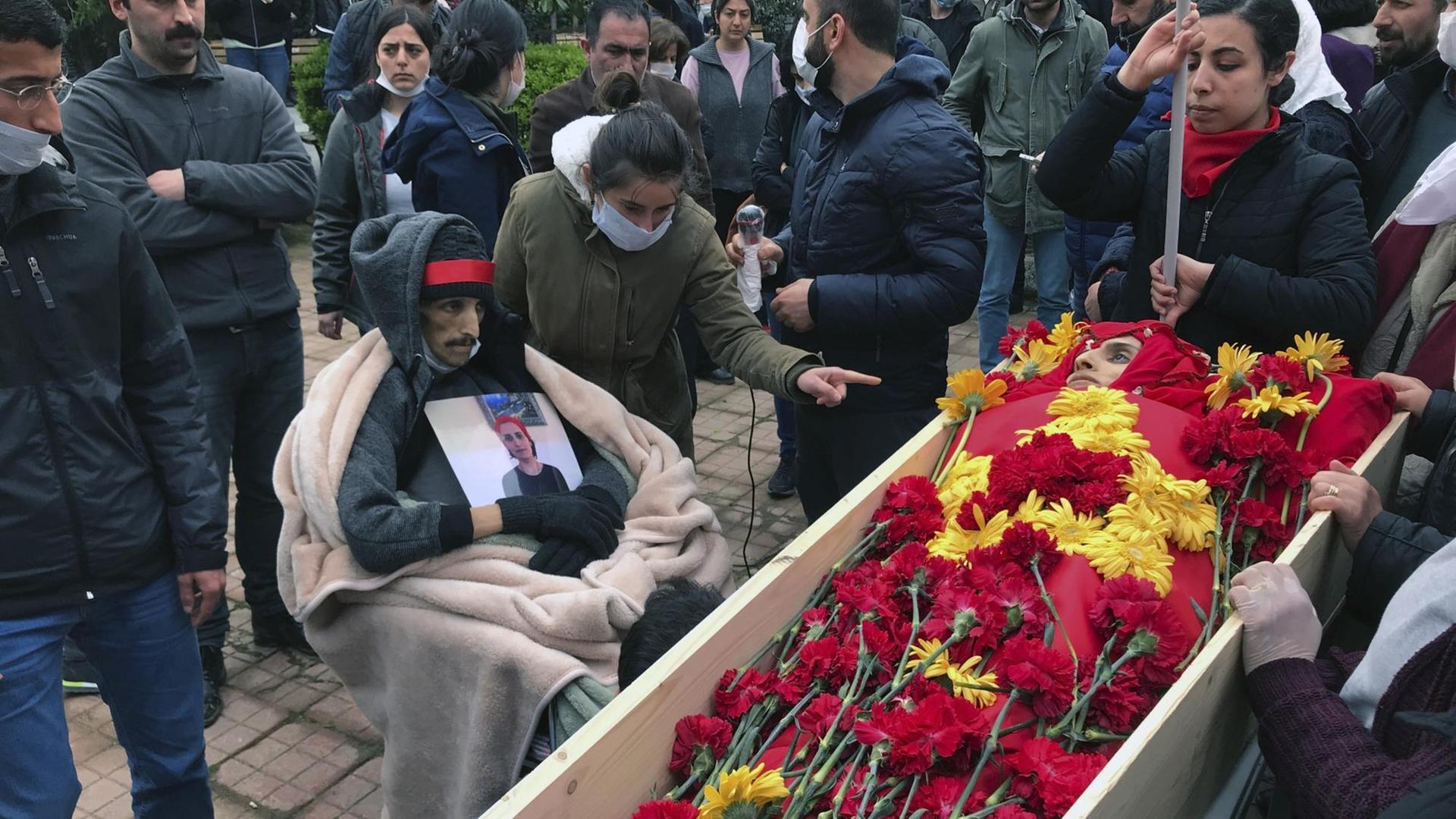 Trauernde Menschen am offenen Sarg der türkischen Sängerin Helin Bölek der Grup Yorum. Trauernde Menschen am offenen Sarg der türkischen Sängerin Helin Bölek der Grup Yorum.