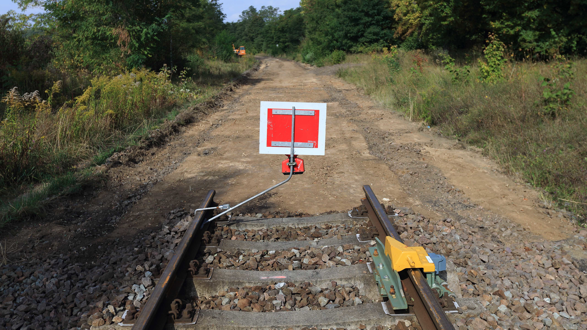Blick auf ein rückgebautes Gleis wegen komplexer Sanierungsarbeiten der Bahnstrecke bei Nachterstedt (Sachsen-Anhalt) Blick auf ein rückgebautes Gleis wegen komplexer Sanierungsarbeiten der Bahnstrecke bei Nachterstedt (Sachsen-Anhalt)