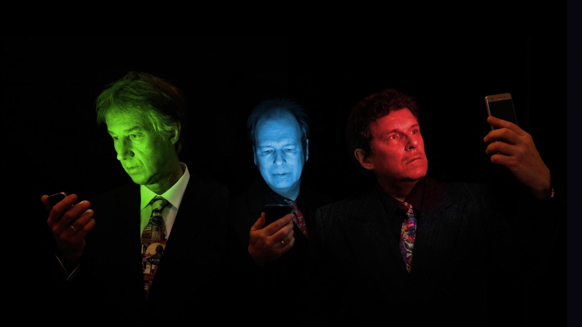 Frank Fenstermacher, Kurt Dahlke und Moritz Reichelt von Der Plan werden von ihren Smartphones grün, blau und rot angestrahlt. (Bild: Oliver Schultz-Berndt) Frank Fenstermacher, Kurt Dahlke und Moritz Reichelt von Der Plan werden von ihren Smartphones grün, blau und rot angestrahlt. (Bild: Oliver Schultz-Berndt)