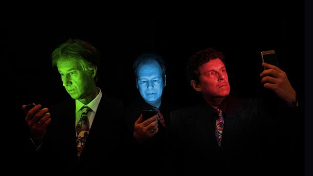 Frank Fenstermacher, Kurt Dahlke und Moritz Reichelt von Der Plan werden von ihren Smartphones grün, blau und rot angestrahlt. (Bild: Oliver Schultz-Berndt)