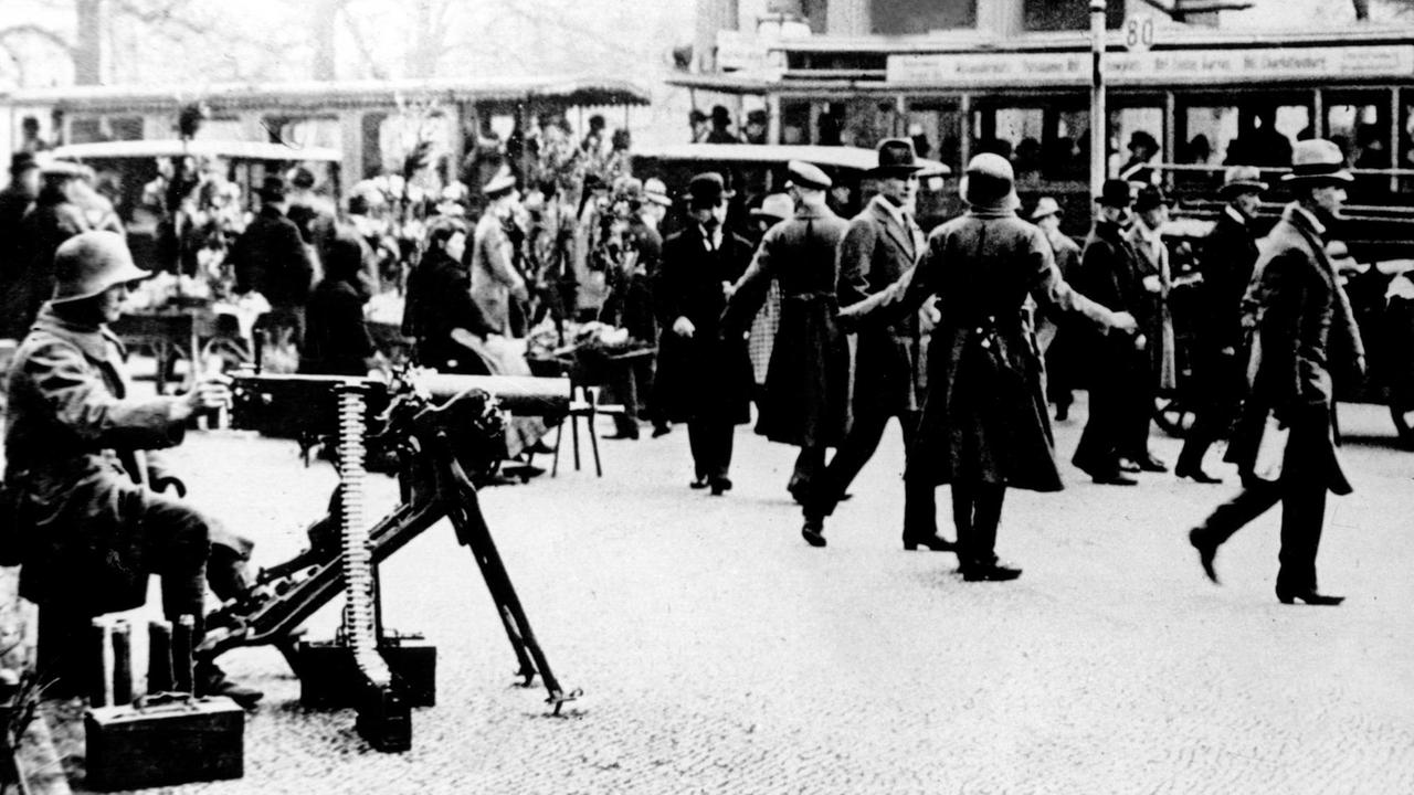 Blick auf den Potsdamer Platz während des Kapp-Putsch 1920. Blick auf den Potsdamer Platz während des Kapp-Putsch 1920.