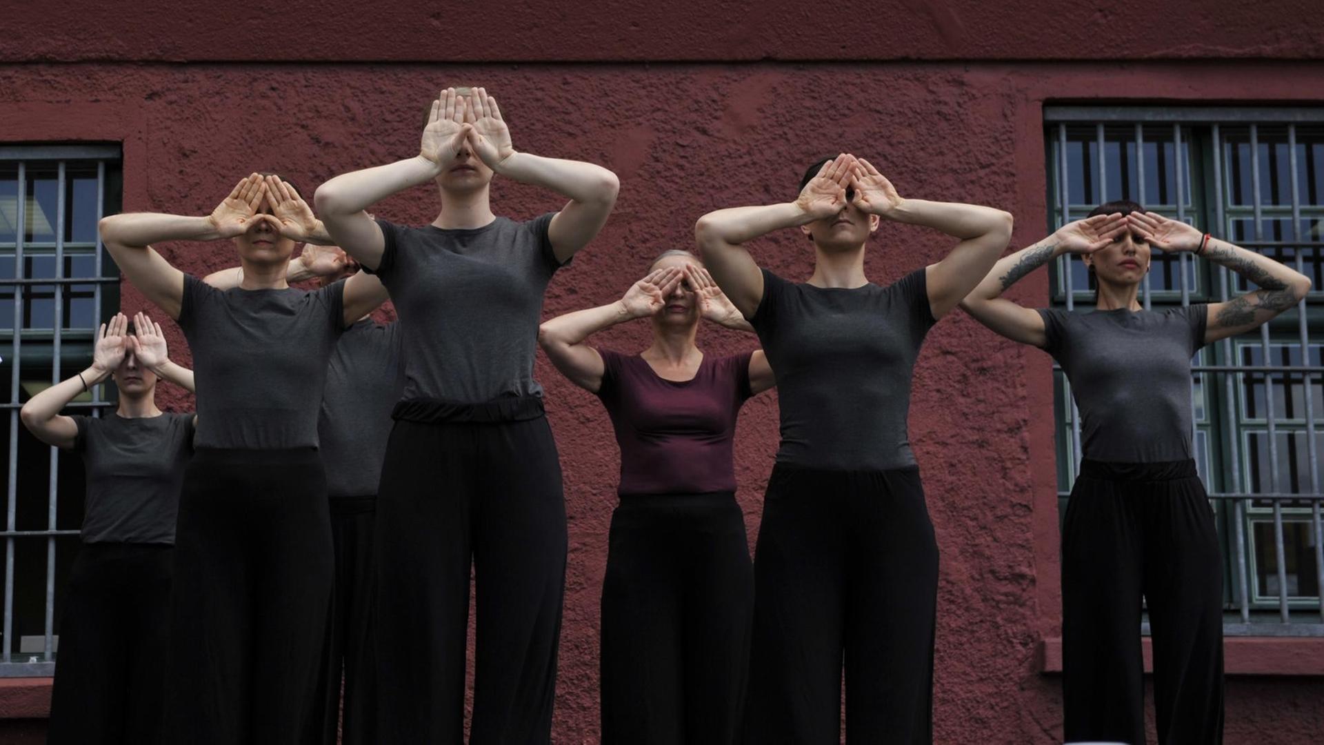 Schauspielerinnen einer Theatergruppe erinnern am Mittwoch zu Beginn des Kirchentages an das Hören auf das Vergangene, Handeln und Vertrauen heute. Standort ist das Polizeigefängnis 'Steinwache'. Schauspielerinnen einer Theatergruppe erinnern am Mittwoch zu Beginn des Kirchentages an das Hören auf das Vergangene, Handeln und Vertrauen heute. Standort ist das Polizeigefängnis 'Steinwache'.