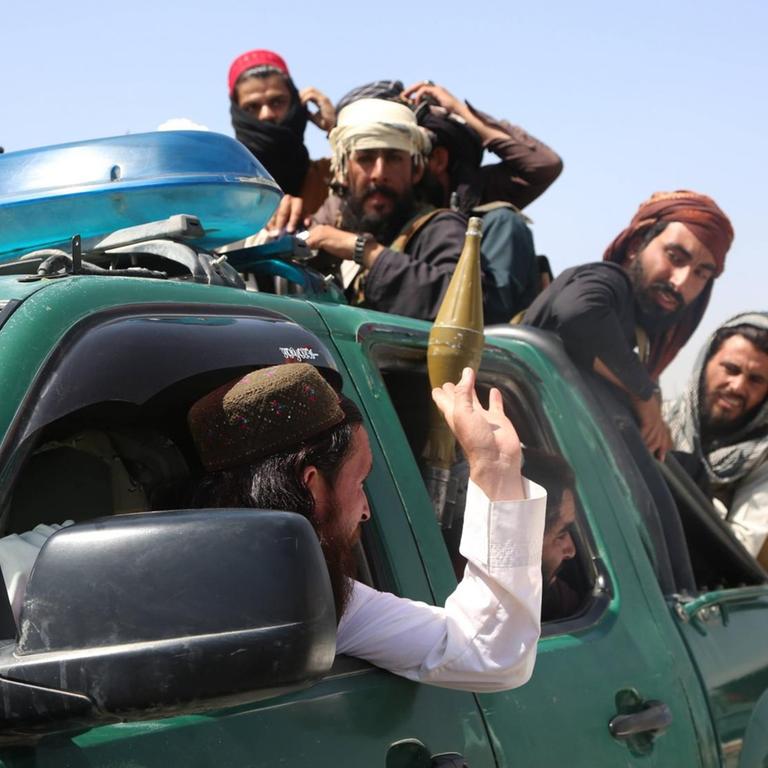 Taliban-Kämpfer in Kabul in einem Auto
