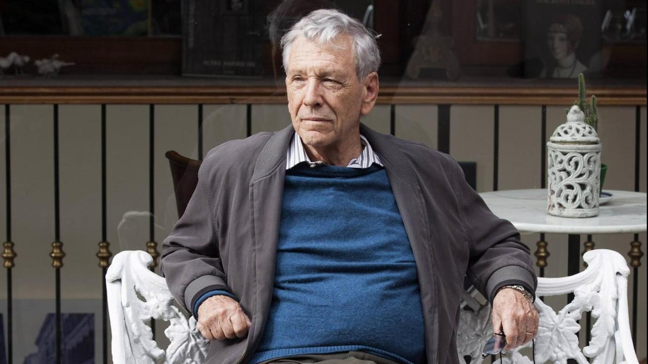 Der israelische Schriftsteller Amos Oz sitzt auf einer Bank und blickt in die Ferne Der israelische Schriftsteller Amos Oz sitzt auf einer Bank und blickt in die Ferne