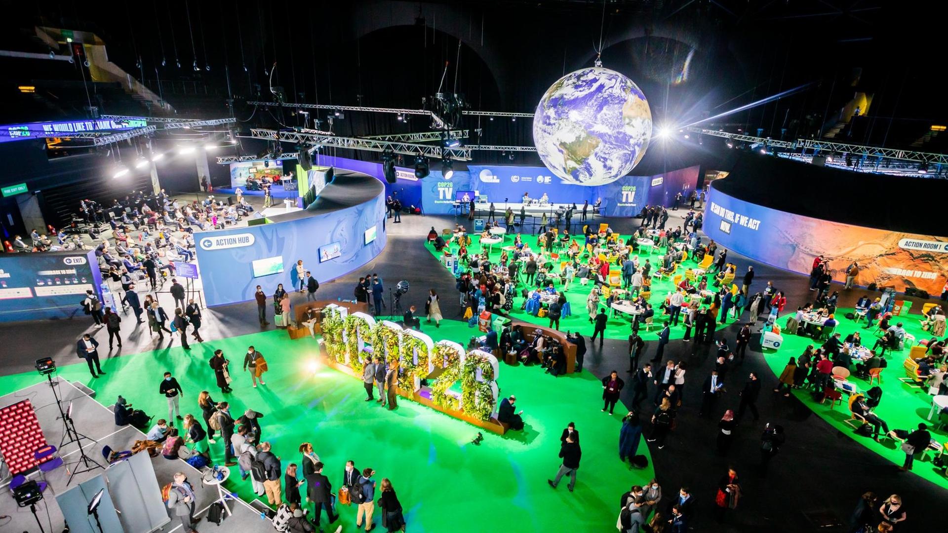 Teilnehmerinnen und Teilnehmer der Welt-Klima-Konferenz. Teilnehmerinnen und Teilnehmer der Welt-Klima-Konferenz.