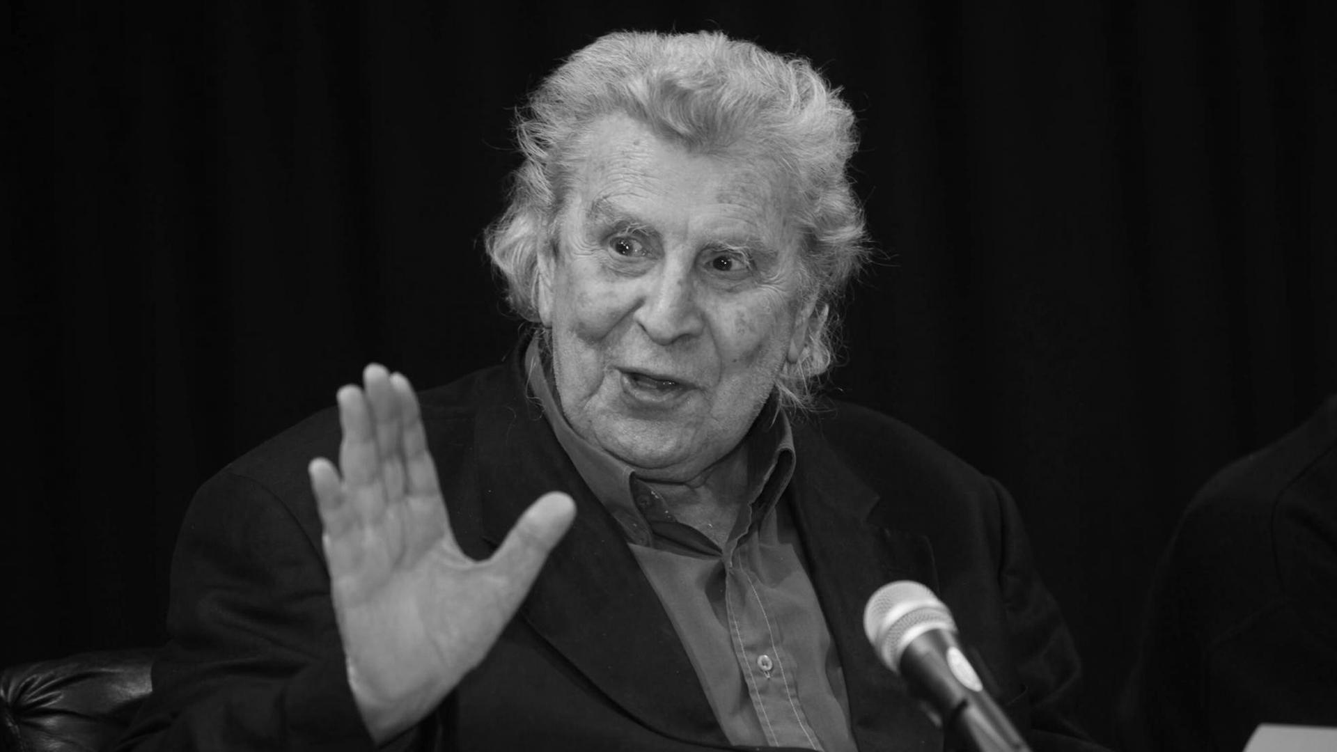 Das ist der griechische Sänger Mikis Theodorakis. Das ist der griechische Sänger Mikis Theodorakis.