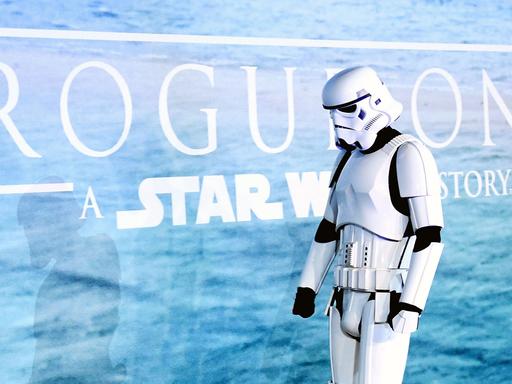 Ein Stormtrooper geht vor der Premiere von "Rogue One: A Star Wars Story" in London über den roten Teppich.