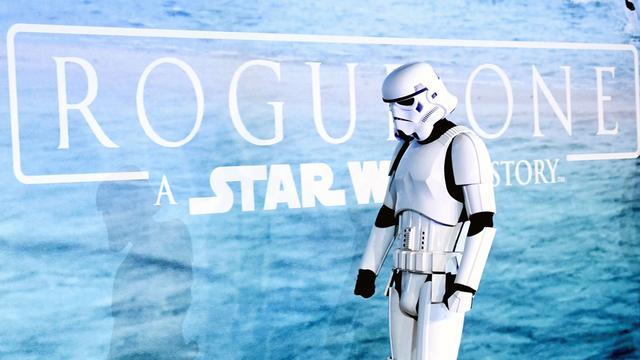 Ein Stormtrooper geht vor der Premiere von "Rogue One: A Star Wars Story" in London über den roten Teppich.