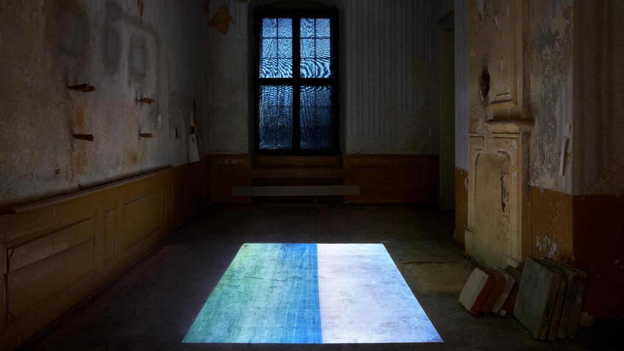Installationsansicht: Noa Gurs Videoarbeit "Silent Killer" beim "Rohkunstbau 26".