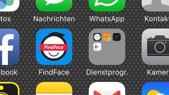 Ein Handydisplay mit mehreren Apps, darunter auch "FindFace" Ein Handydisplay mit mehreren Apps, darunter auch "FindFace"