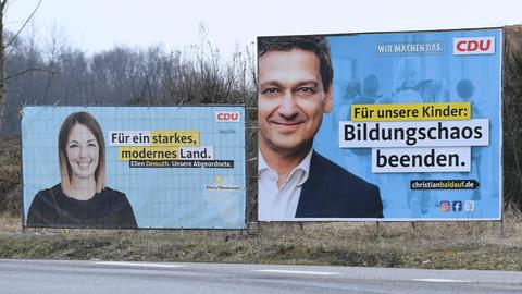 Zwei große Wahlplakate der CDU auf denen steht: "Für ein starkes, modernes Land. Ellen Demuth. Unsere Abgeordnete." und "Für unsere Kinder: Bildungschaos beenden. Christian Baldauf."