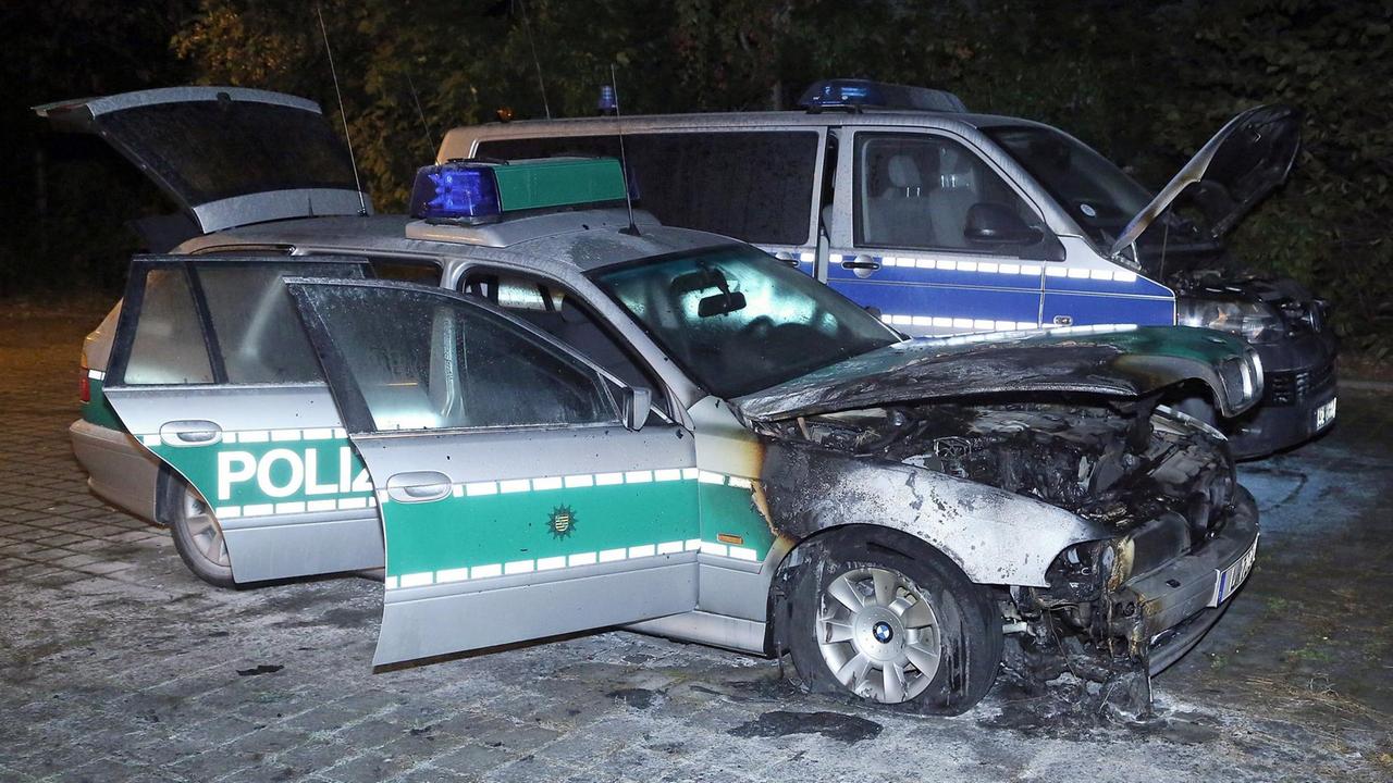 Spuren eines Brandanschlags sind am 02.10.2016 an einem Polizeifahrzeug in Dresden (Sachsen) zu sehen. Nach Angaben der Polizei haben Unbekannte auf einem Parkplatz an der Königsbrücker Straße drei Einsatzfahrzeuge der Polizei angezündet. Die Fahrzeuge sind nicht mehr einsatzfähig