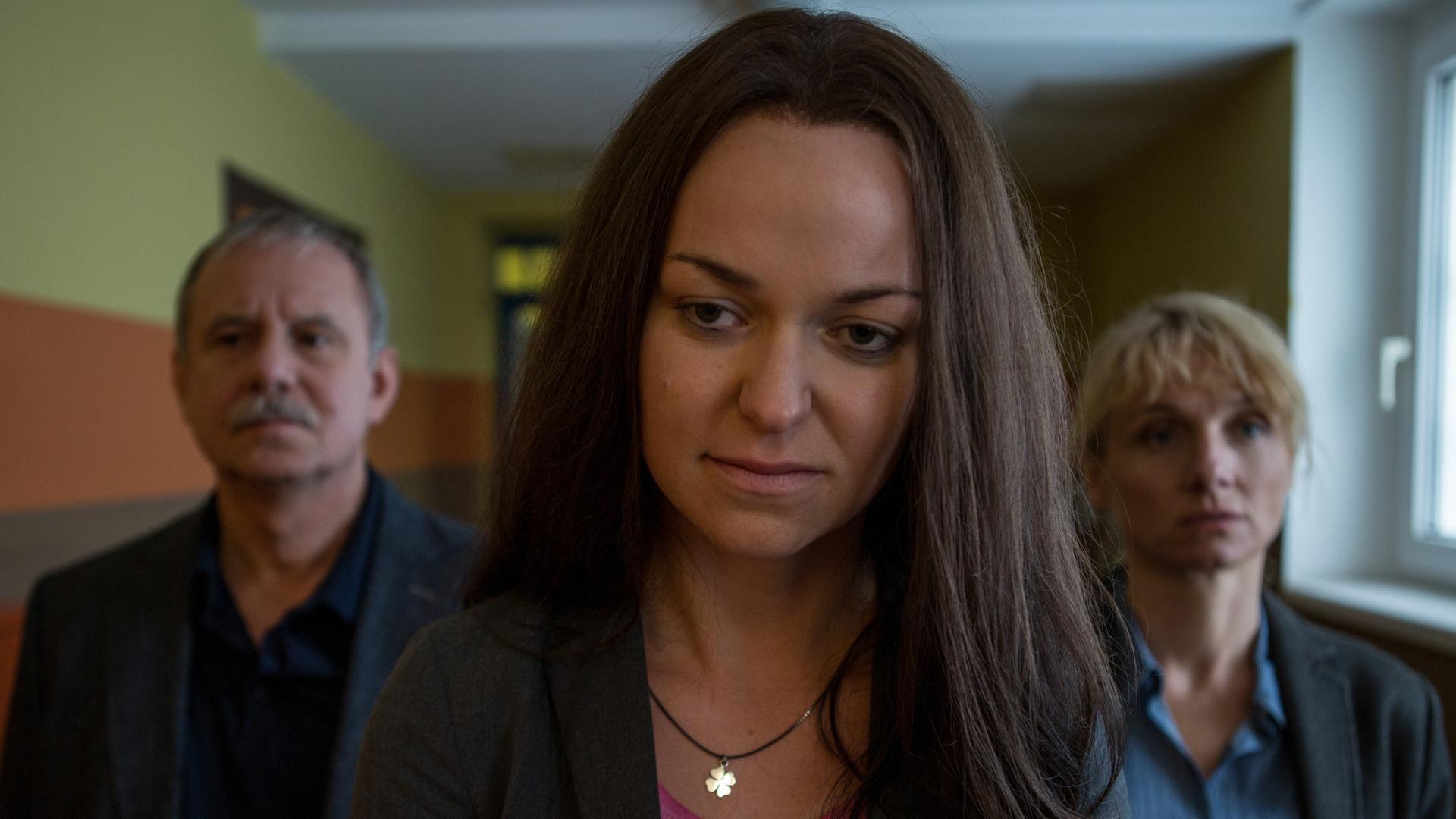 Szene aus "Letzte Ausfahrt Gera": Beate Zschäpe (Lisa Wagner) in Begleitung der BKA-Beamten Troller (Rollenname geändert; Joachim Król) und Dietrich (Rollenname geändert; Christina Große). Szene aus "Letzte Ausfahrt Gera": Beate Zschäpe (Lisa Wagner) in Begleitung der BKA-Beamten Troller (Rollenname geändert; Joachim Król) und Dietrich (Rollenname geändert; Christina Große).