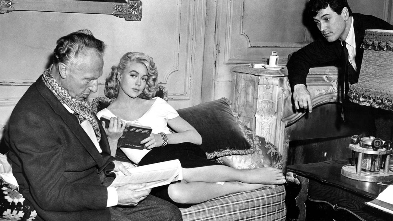 Douglas Sirk am Filmset von „Duell in den Wolken” mit Dorothy Malone und Rock Hudson. Douglas Sirk am Filmset von „Duell in den Wolken” mit Dorothy Malone und Rock Hudson.