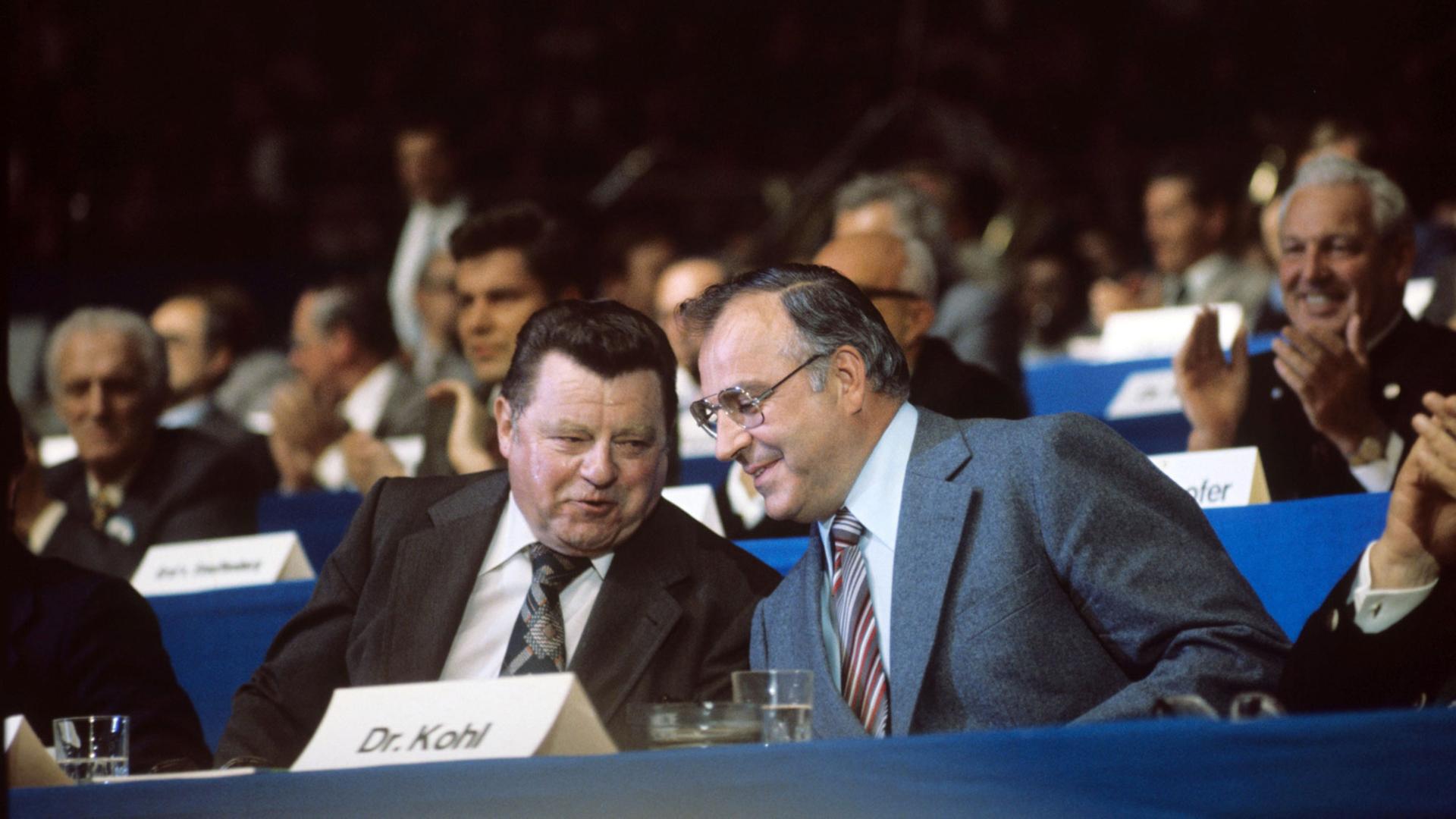 Der Kanzlerkandidat von CDU/CSU Helmut Kohl (r) mit Franz Josef Strauss (CSU) beim Wahlkongress der CSU am 04.09.1976 in München. Am 03.10.1976 entschieden die Wähler knapp für eine Fortsetzung der Regierungskoalition aus SPD und FDP. Der Kanzlerkandidat von CDU/CSU Helmut Kohl (r) mit Franz Josef Strauss (CSU) beim Wahlkongress der CSU am 04.09.1976 in München. Am 03.10.1976 entschieden die Wähler knapp für eine Fortsetzung der Regierungskoalition aus SPD und FDP.
