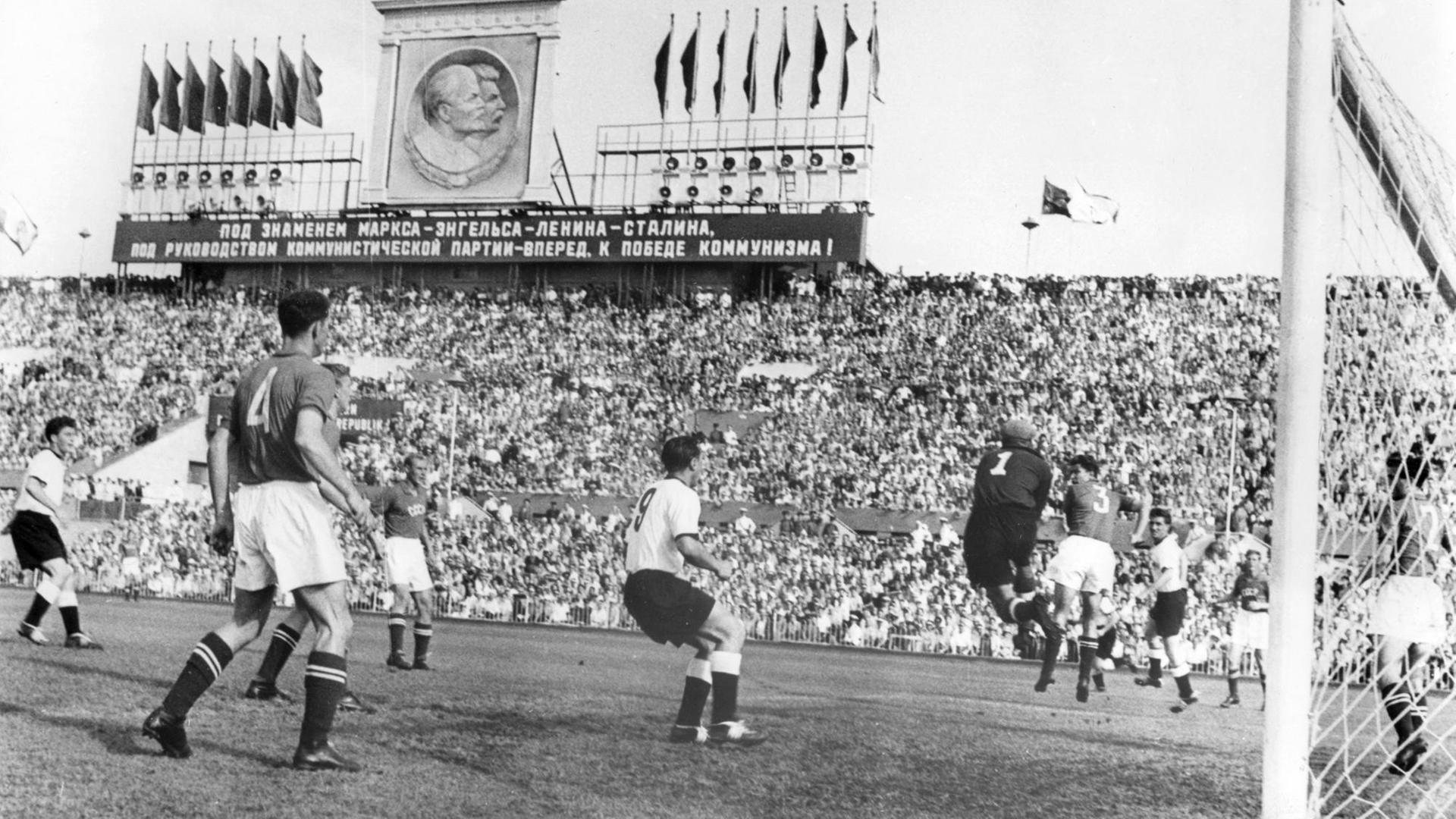 Länderspiel zwischen der UdSSR und der DFB-Auswahl im August 1955.