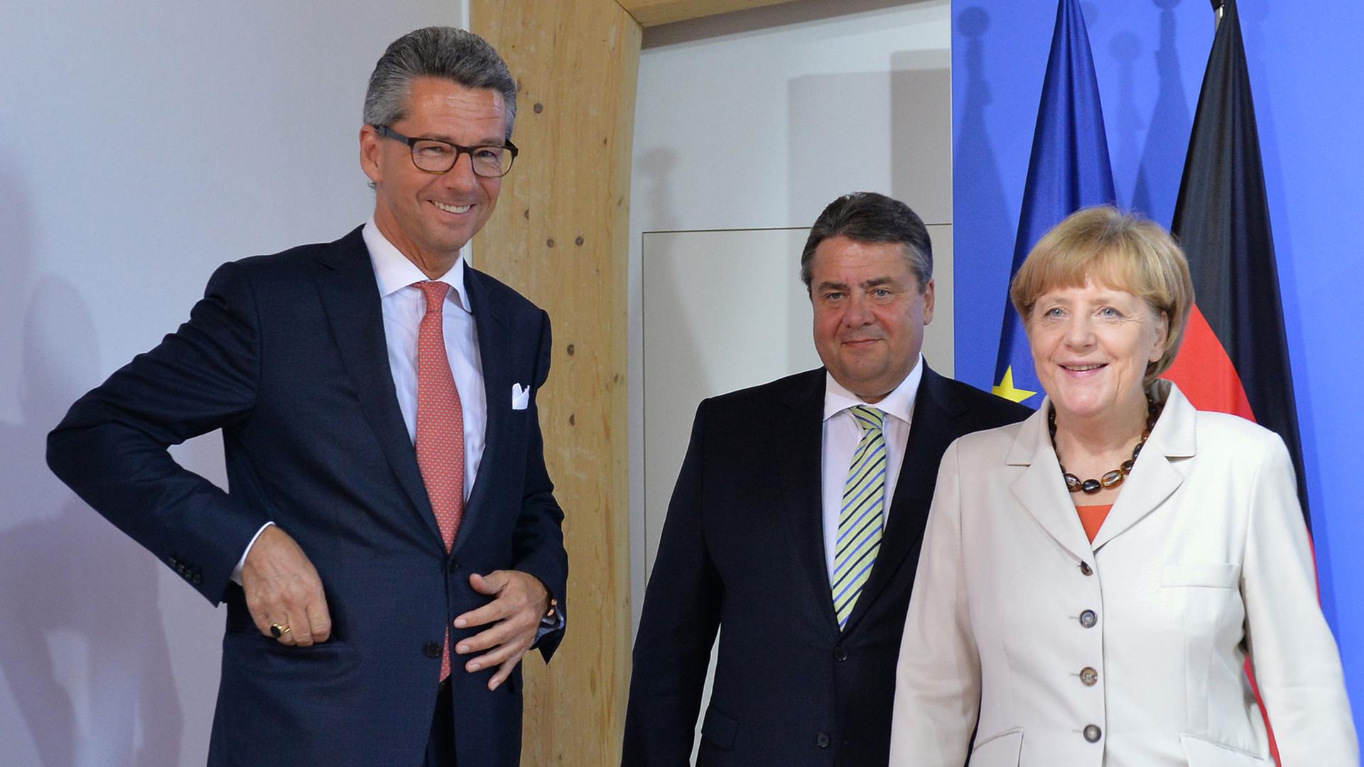 Bundeskanzlerin Angela Merkel (CDU), Bundeswirtschaftsminister Sigmar Gabriel (SPD/2.v.l.) und BDI-Präsident Ulrich Grillo (l).