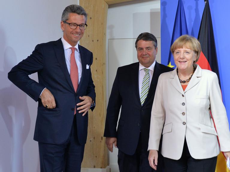 Bundeskanzlerin Angela Merkel (CDU), Bundeswirtschaftsminister Sigmar Gabriel (SPD/2.v.l.) und BDI-Präsident Ulrich Grillo (l).
