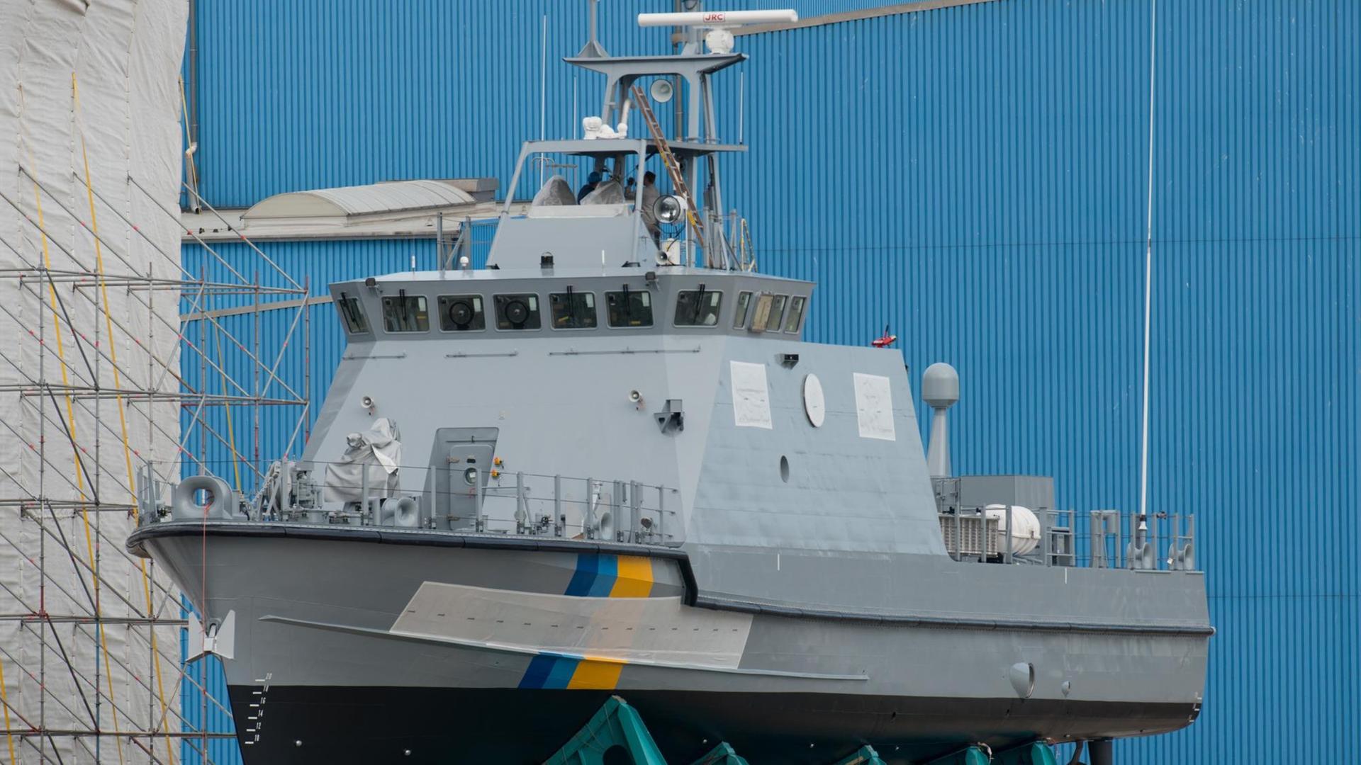 Ein Küstenschutzboot für Saudi-Arabien liegt am 27.05.2016 auf der Peene-Werft der Lürssen-Gruppe in Wolgast (Mecklenburg-Vorpommern). Die Bremer Lürssen-Gruppe, zu der die Wolgaster Werft gehört, hatte den milliardenschweren Auftrag für den Bau einer Flotte neuer saudischer Patrouillenboote erhalten und vor einem Jahr mit dem Bau begonnen. Ein Küstenschutzboot für Saudi-Arabien liegt am 27.05.2016 auf der Peene-Werft der Lürssen-Gruppe in Wolgast (Mecklenburg-Vorpommern). Die Bremer Lürssen-Gruppe, zu der die Wolgaster Werft gehört, hatte den milliardenschweren Auftrag für den Bau einer Flotte neuer saudischer Patrouillenboote erhalten und vor einem Jahr mit dem Bau begonnen.