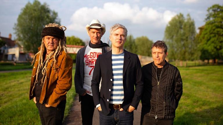 Nada Surf stehen in einer Parkanlage. Nada Surf stehen in einer Parkanlage.