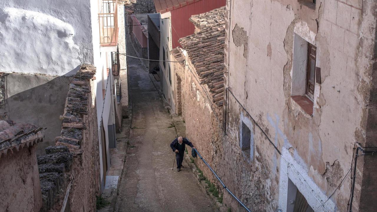 Bis ins hohe Alter: Ein gemächliches Leben an der frischen Luft - ein alter Mann in Guadalajara, 50 Kilometer nördlich von Madrid. Bis ins hohe Alter: Ein gemächliches Leben an der frischen Luft - ein alter Mann in Guadalajara, 50 Kilometer nördlich von Madrid.