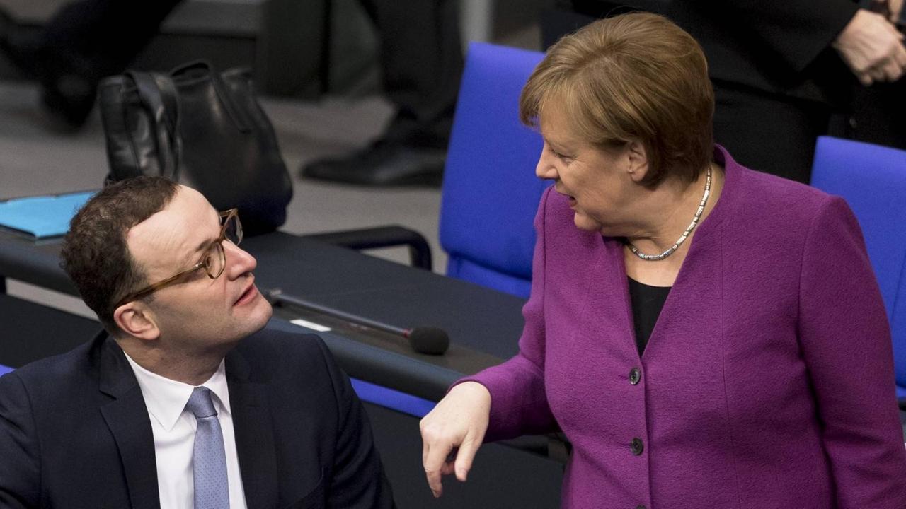 Jens Spahn mit Angela Merkel im Bundestag
