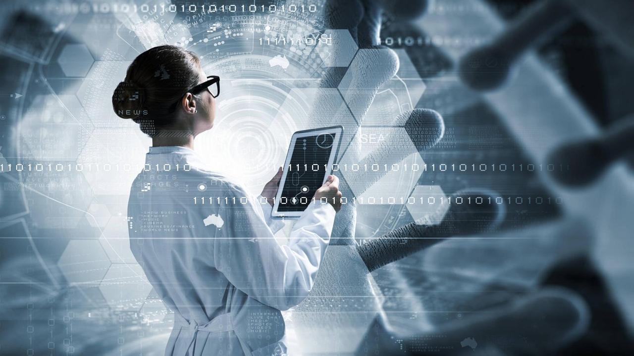 Rückansicht einer Forscherin mit Tablet in der Hand, über das Bild ist die vergrößerte Darstellung einer DNS-Doppelhelix zu sehen. Rückansicht einer Forscherin mit Tablet in der Hand, über das Bild ist die vergrößerte Darstellung einer DNS-Doppelhelix zu sehen.