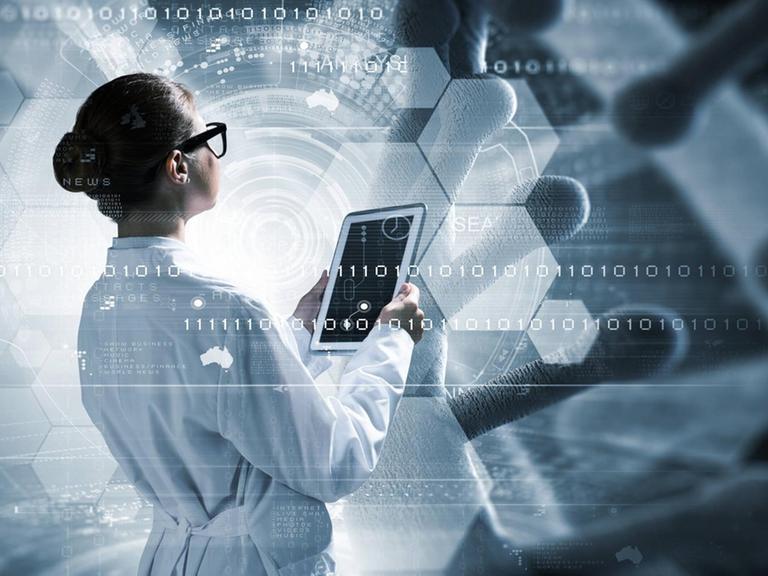 Rückansicht einer Forscherin mit Tablet in der Hand, über das Bild ist die vergrößerte Darstellung einer DNS-Doppelhelix zu sehen.