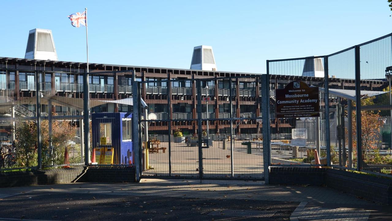 Schultor, Schulhof und Teil des Schulgebäudes der Mossbourne Community Academy. Die Schülerinnen und Schüler werden morgens eingelassen, danach wird das Haupttor geschlossen. Schultor, Schulhof und Teil des Schulgebäudes der Mossbourne Community Academy. Die Schülerinnen und Schüler werden morgens eingelassen, danach wird das Haupttor geschlossen.