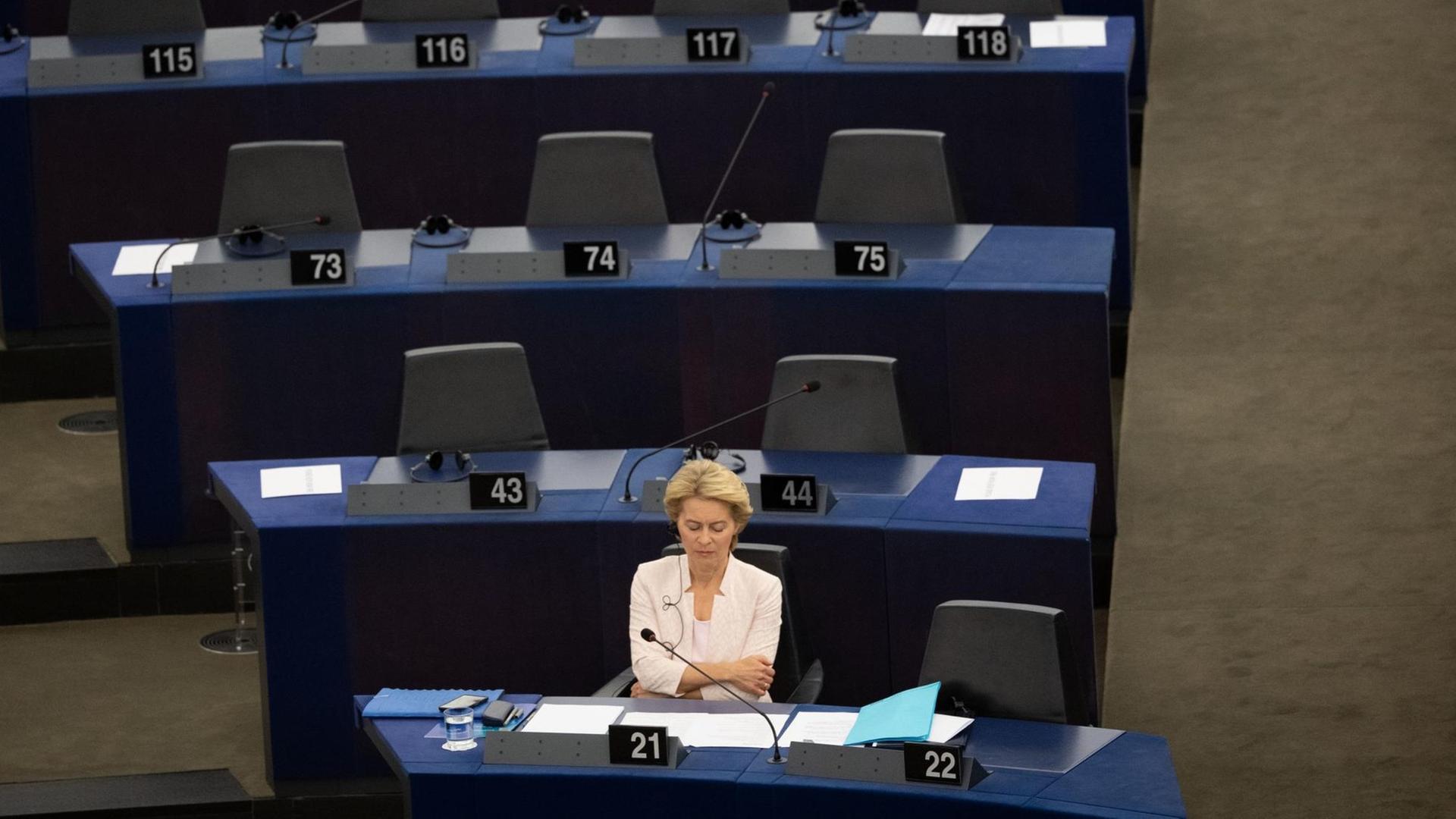 Ursula von der Leyen sitzt während der Debatte nach ihrer Bewerbungsrede vor den Abgeordneten des Europaparlaments allein an ihrem Platz
