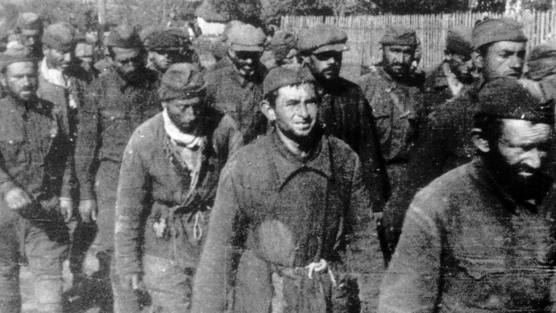 Foto aus dem Jahr 1941 zeigt russische Kriegsgefangene auf dem Weg zur Exekution im russischen Kriwoj Rog (vermutlich aufgenommen am 15.10.1941). Das Foto wird in der neuen Wehrmachtsausstellung über die Verbrechen der Wehrmacht zwischen 1941 und 1944 zu sehen sein. Foto aus dem Jahr 1941 zeigt russische Kriegsgefangene auf dem Weg zur Exekution im russischen Kriwoj Rog (vermutlich aufgenommen am 15.10.1941). Das Foto wird in der neuen Wehrmachtsausstellung über die Verbrechen der Wehrmacht zwischen 1941 und 1944 zu sehen sein.