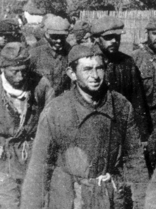 Foto aus dem Jahr 1941 zeigt russische Kriegsgefangene auf dem Weg zur Exekution im russischen Kriwoj Rog (vermutlich aufgenommen am 15.10.1941). Das Foto wird in der neuen Wehrmachtsausstellung über die Verbrechen der Wehrmacht zwischen 1941 und 1944 zu sehen sein.