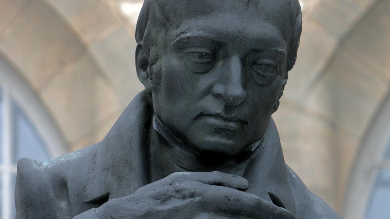 Eine Büste des Philosophen Georg Wilhelm Friedrich Hegel (1770-1831) steht vor dem Hauptgebäude der Friedrich Schiller-Universität Jena, aufgenommen am 15.03.2006. Eine Büste des Philosophen Georg Wilhelm Friedrich Hegel (1770-1831) steht vor dem Hauptgebäude der Friedrich Schiller-Universität Jena, aufgenommen am 15.03.2006.