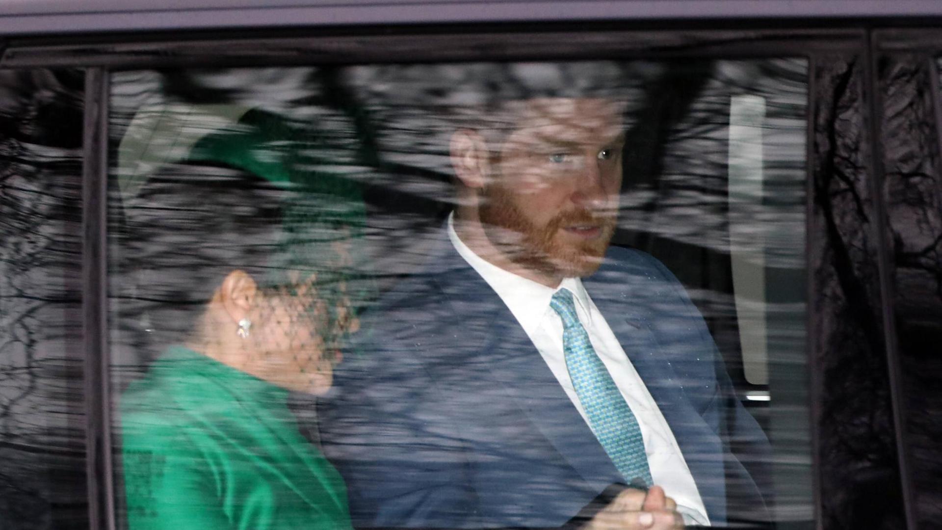 Meghan Markle und Harry fahren nach ihrem letzten offiziellen Termin als Mitglieder der königlichen Familie, dem Commonwealth-Gottesdienst iam 9. März n Westminster Abbey, im Auto davon. Der Fotograf hat durch die Scheibe fotografiert, das Bild ist entsprechend von Spiegelungen geprägt.