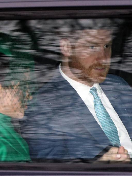 Meghan Markle und Harry fahren nach ihrem letzten offiziellen Termin als Mitglieder der königlichen Familie, dem Commonwealth-Gottesdienst iam 9. März n Westminster Abbey, im Auto davon. Der Fotograf hat durch die Scheibe fotografiert, das Bild ist entsprechend von Spiegelungen geprägt.