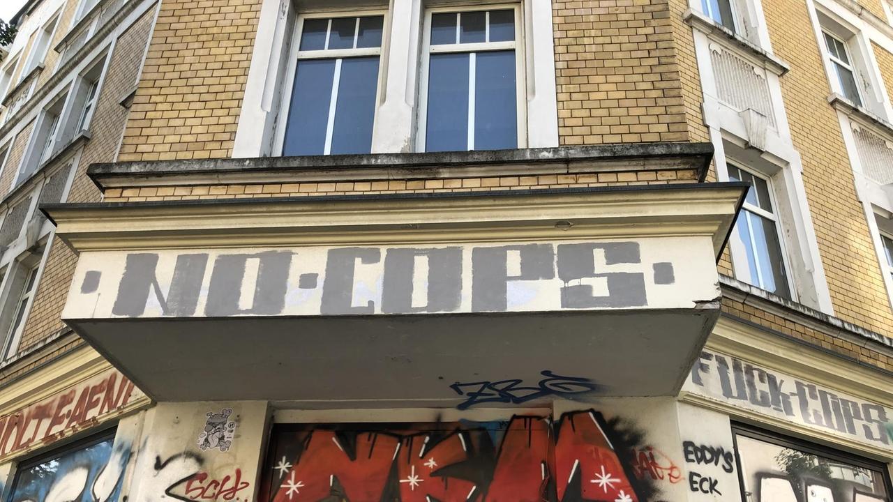 An einem Balkon ist der Schriftzug "No Cops" an die Wand gemalt.