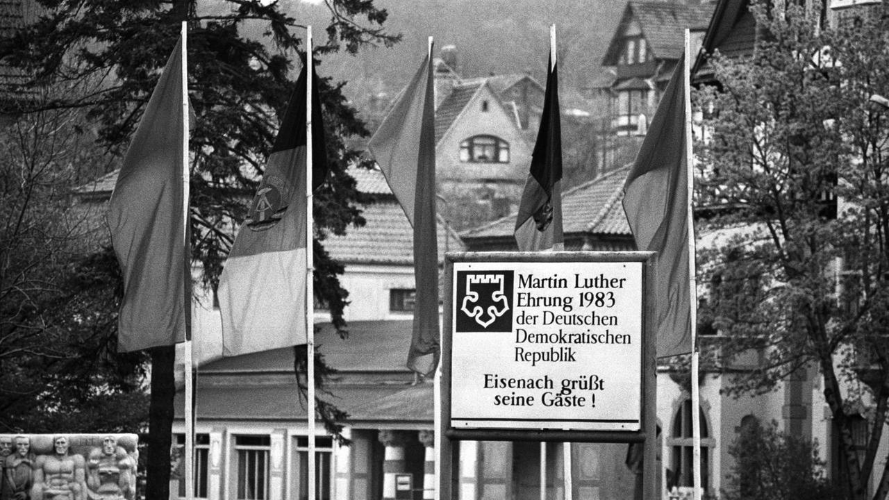 Eisenach grüßt seine Gäste zum Luther-Jahr 1983, aufgenommen am 04.05.1983. Der Reformator Martin Luther hatte auf der Wartburg bei Eisenach das Neue Testament der Bibel ins Deutsche übersetzt.