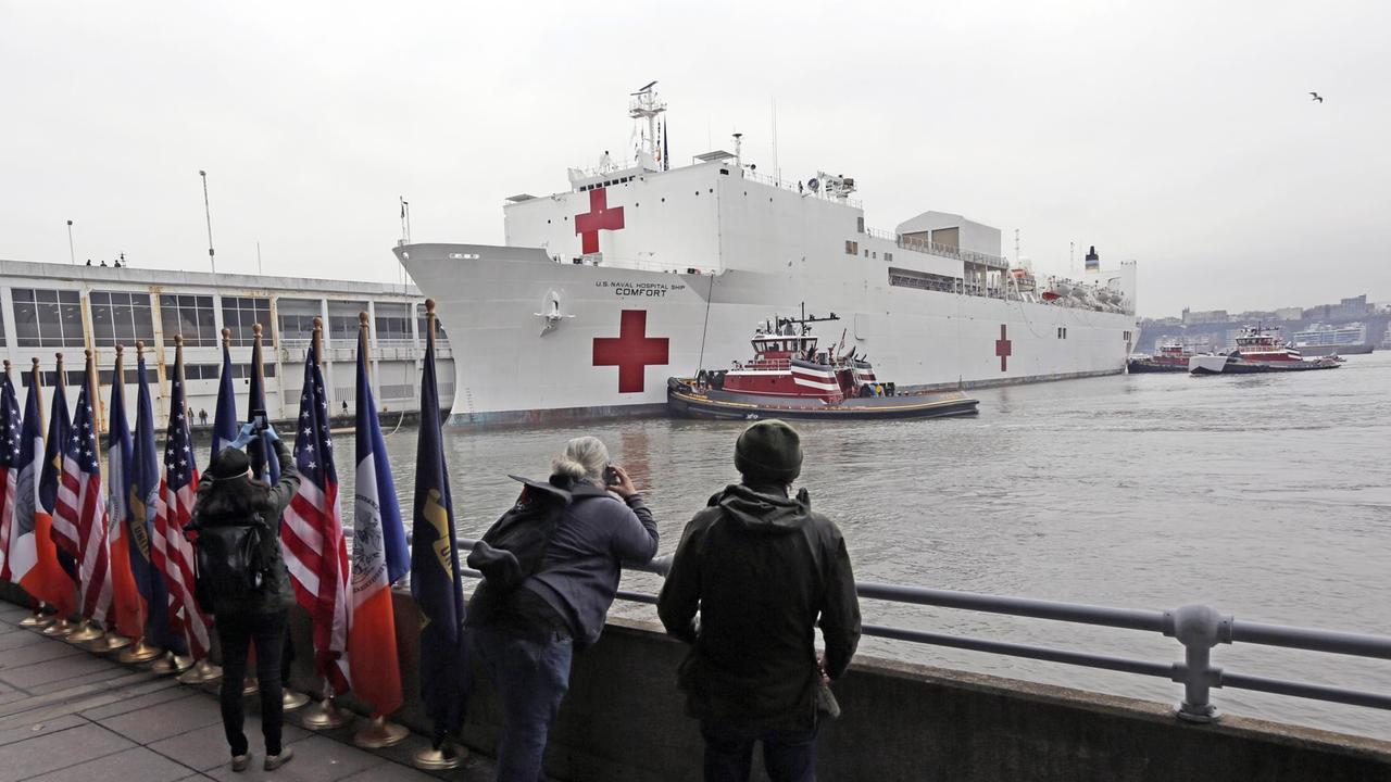 Das Bild zeigt ein Lazarettschiff des US-Militärs im Hafen von New York.