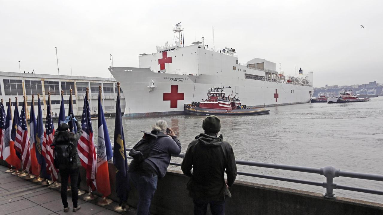 Das Bild zeigt ein Lazarettschiff des US-Militärs im Hafen von New York. Das Bild zeigt ein Lazarettschiff des US-Militärs im Hafen von New York.