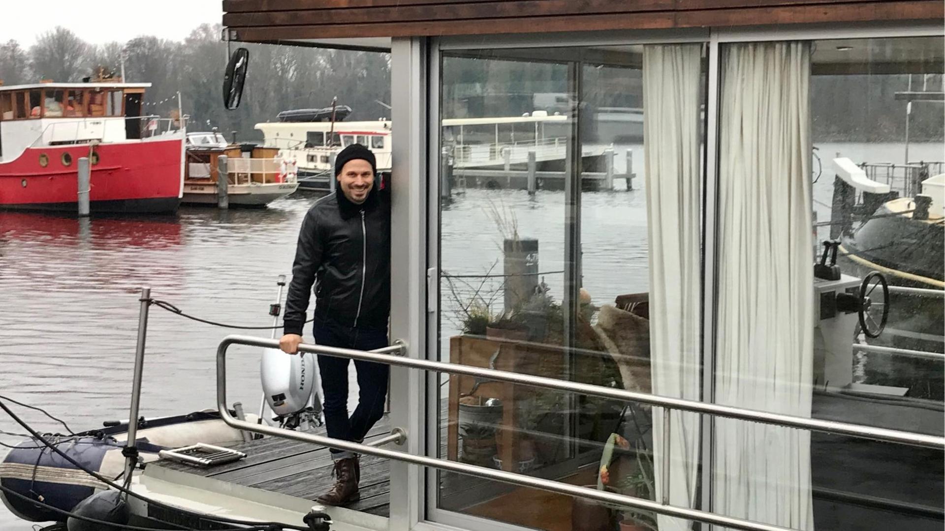 Fotograph Malte Jäger auf seinem schwimmenden Büro in der City Marina Berlin an der Rummelsburger Bucht. Fotograph Malte Jäger auf seinem schwimmenden Büro in der City Marina Berlin an der Rummelsburger Bucht.