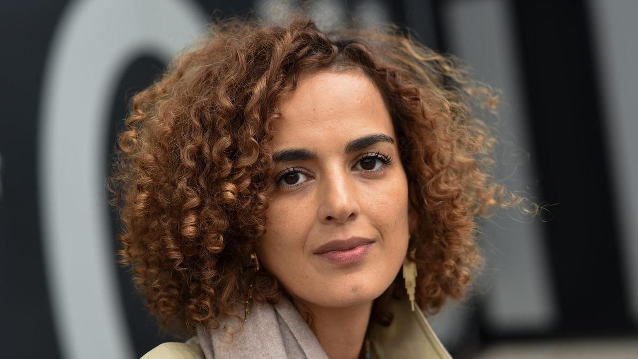 Leila Slimani blickt in Richtung des Betrachters. Leila Slimani blickt in Richtung des Betrachters.