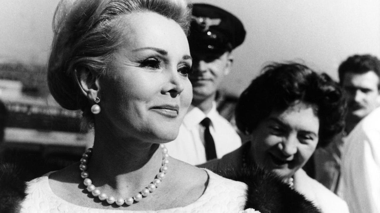 Hollywood-Schauspielerin Zsa Zsa Gabor trifft am 25.09.1964 auf dem Rhein-Main-Flughafen in Frankfurt ein. Hollywood-Schauspielerin Zsa Zsa Gabor trifft am 25.09.1964 auf dem Rhein-Main-Flughafen in Frankfurt ein.