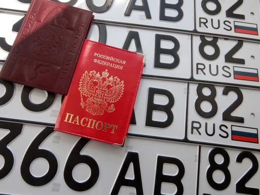 Die neuen Nummerschilder für die Krim: mit der Regionalnummer 82 versehen und der Abkürzung für Russland.