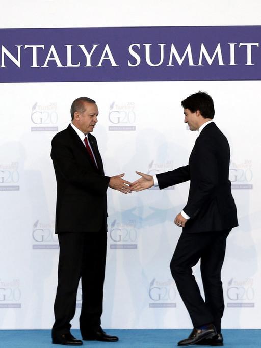 Der türkische Präsident Recep Tayyip Erdogan (links) begrüßt den kanadischen Premierminister Justin Trudeau beim G20-Gipfel in Antalya, Türkei