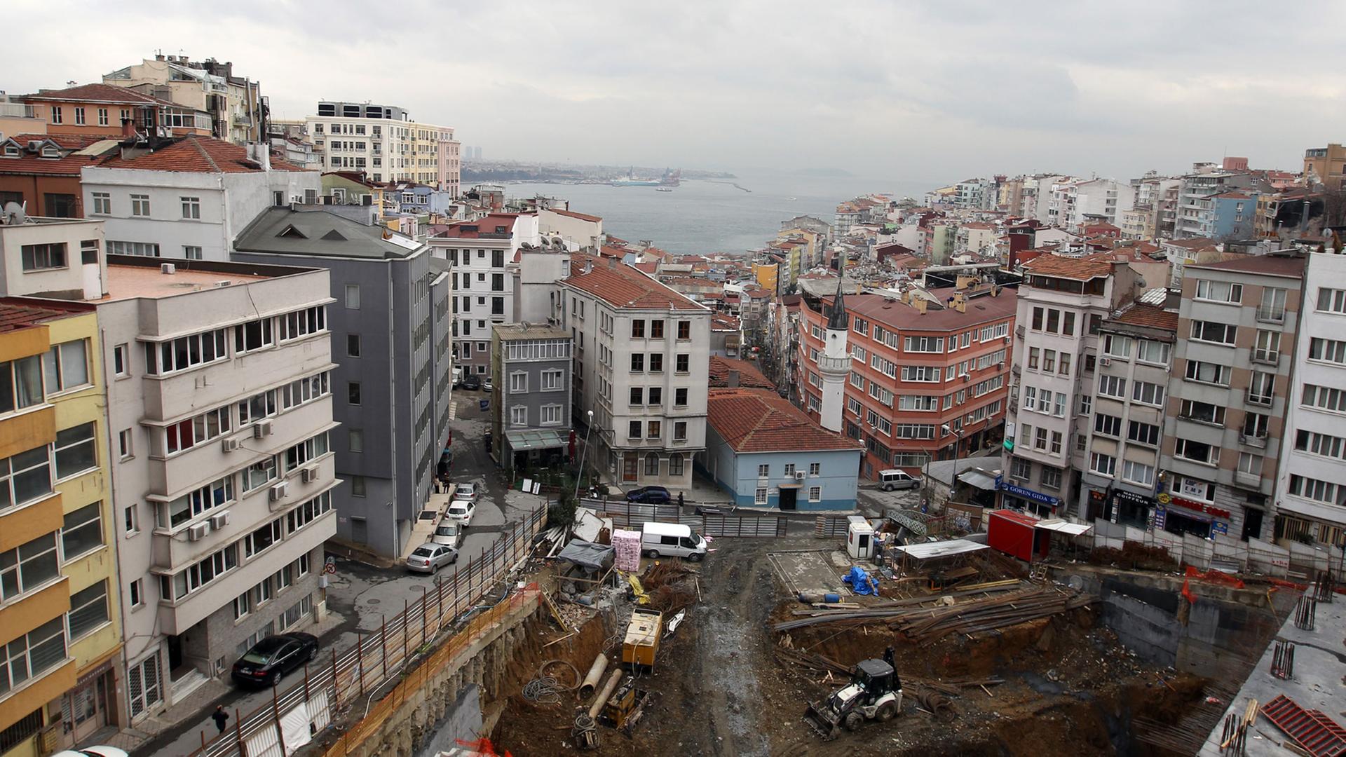 Blick auf eine Baustelle und den Bosporus im türkischen Istanbul