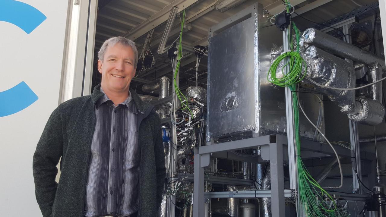 Energy Lab 2.0: Peter Pfeifer vor dem kompakten Fischer-Tropsch-Reaktor des KI-Spin-Offs Ineratec Energy Lab 2.0: Peter Pfeifer vor dem kompakten Fischer-Tropsch-Reaktor des KI-Spin-Offs Ineratec