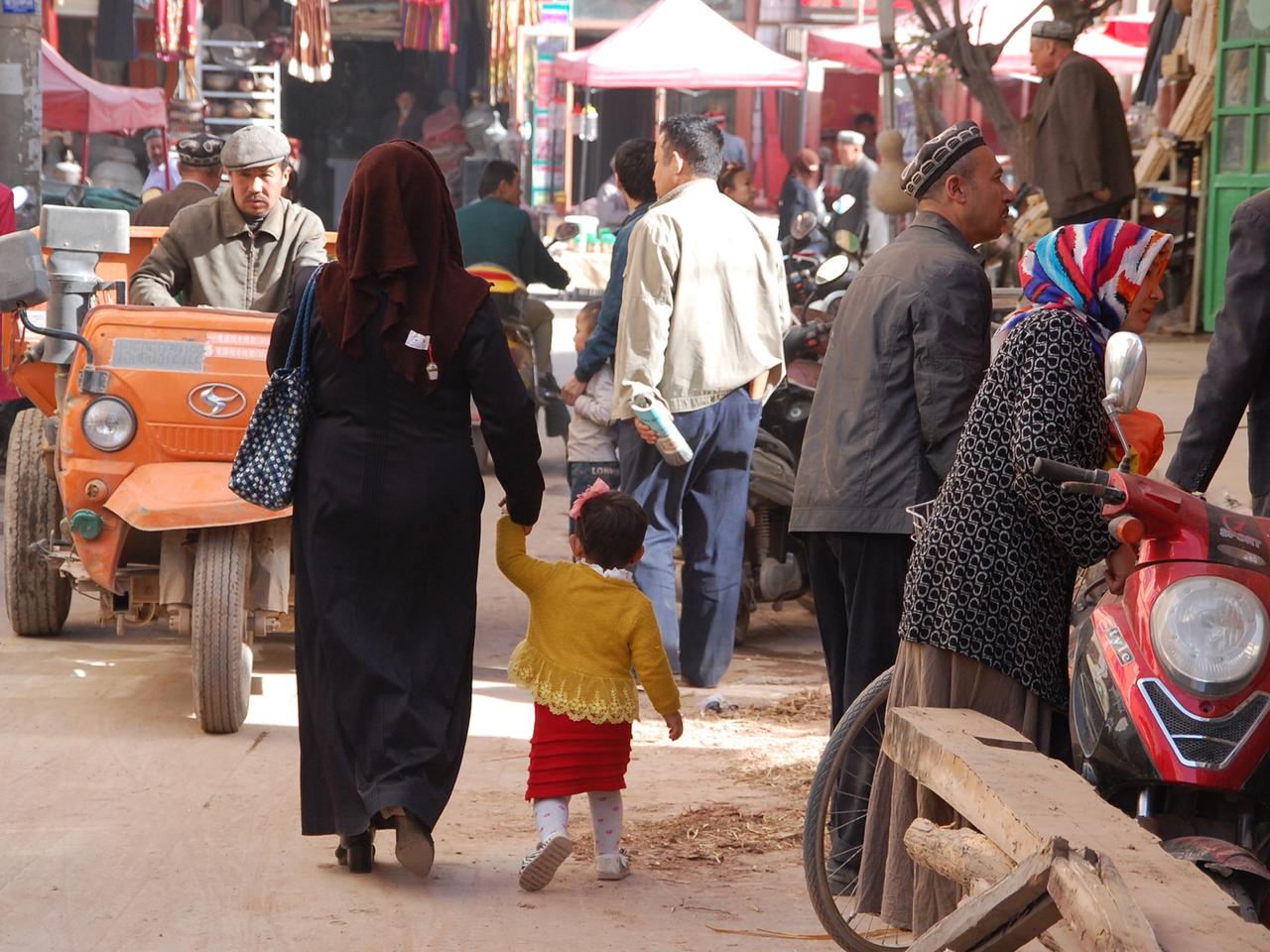 Straßenszene in der Stadt Kashgar in Xinjiang Straßenszene in der Stadt Kashgar in Xinjiang